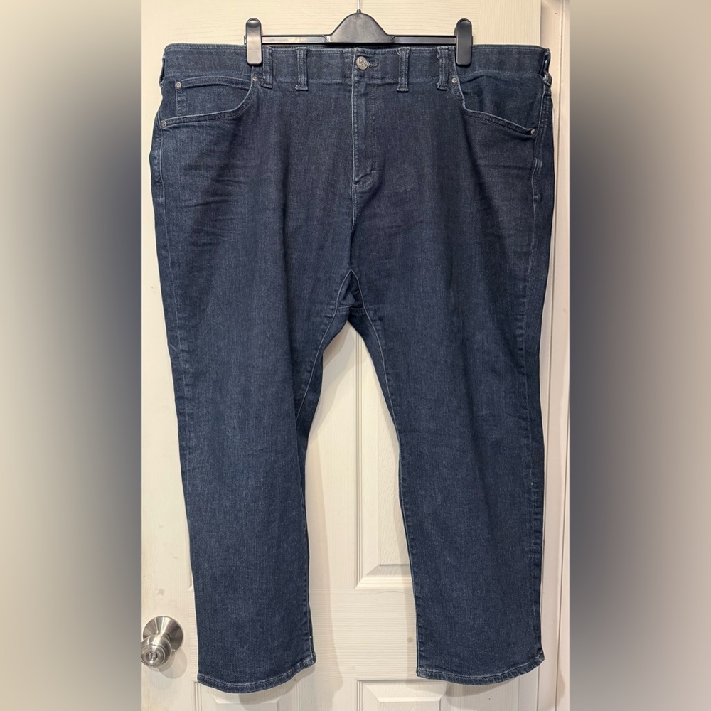 Lee Men's Extreme Motion Athletic Fit Tapered Leg Performance Series Blue Jeans